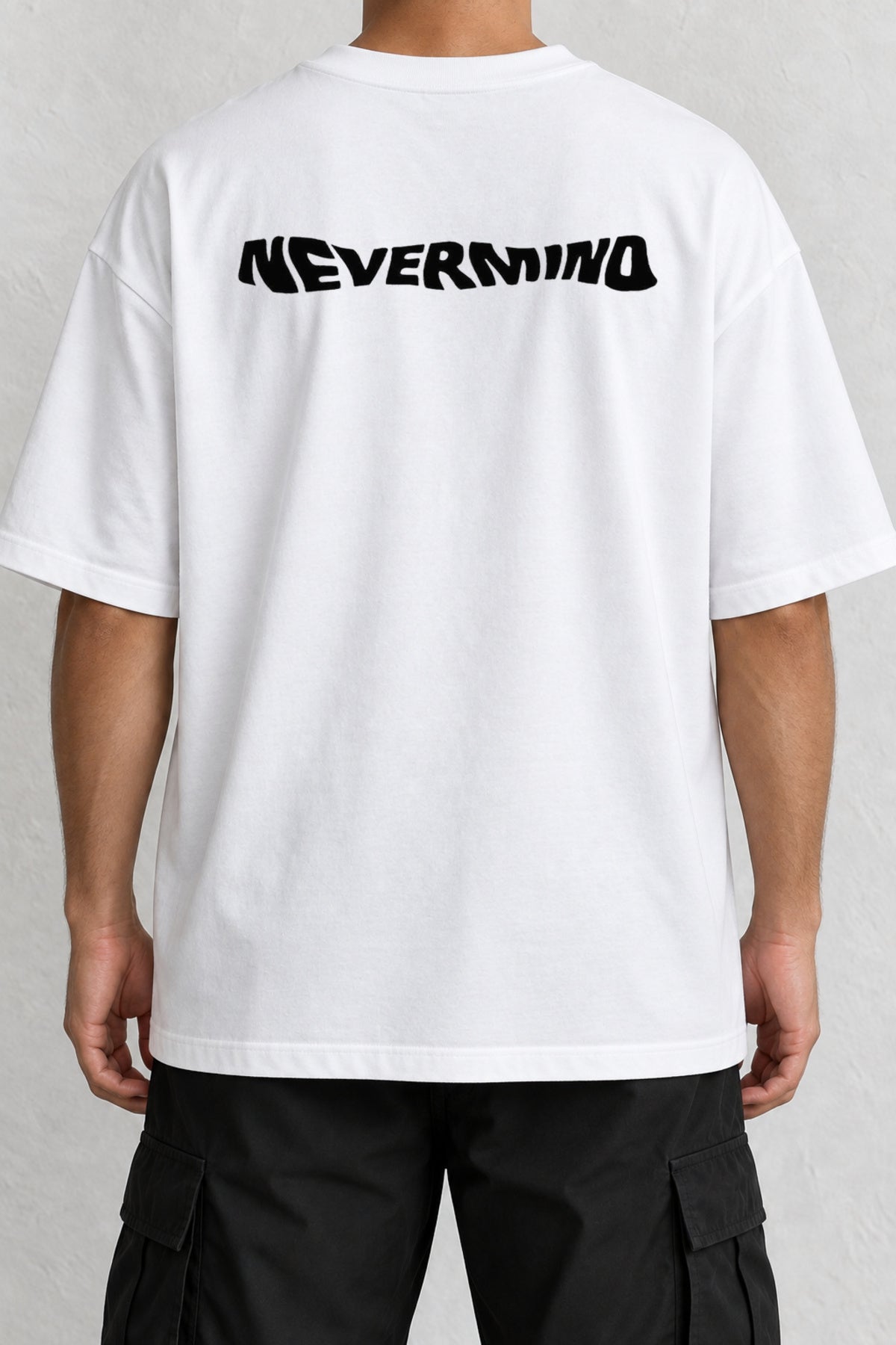 CrowsGate Nevermind Dalgalı Yazı Sırt Baskılı Oversize Beyaz Tişört — ürün görseli 1