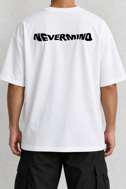CrowsGate Nevermind Dalgalı Yazı Sırt Baskılı Oversize Beyaz Tişört — ürün görseli 1