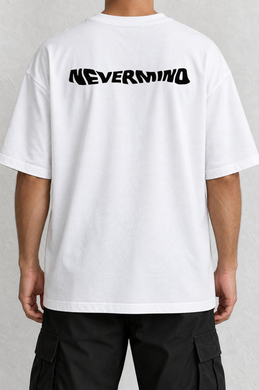 CrowsGate Nevermind Dalgalı Yazı Sırt Baskılı Oversize Beyaz Tişört — ürün görseli 1