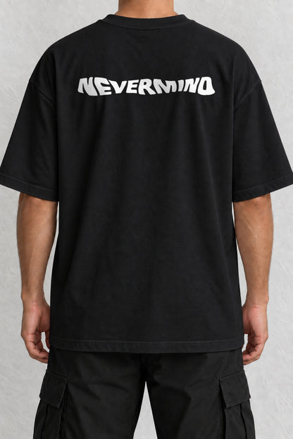 CrowsGate Nevermind Dalgalı Yazı Sırt Baskılı Oversize Siyah Tişört — ürün görseli 1