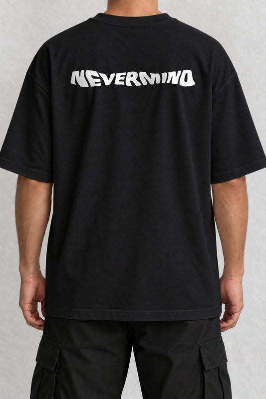 CrowsGate Nevermind Dalgalı Yazı Sırt Baskılı Oversize Siyah Tişört — ürün görseli 1